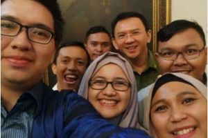 Gubernur DKI foto selfi bareng teman ahok.